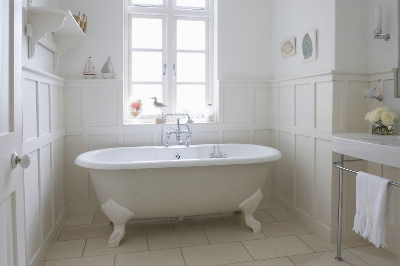 Elegant Bathtub with Clawfoot Design